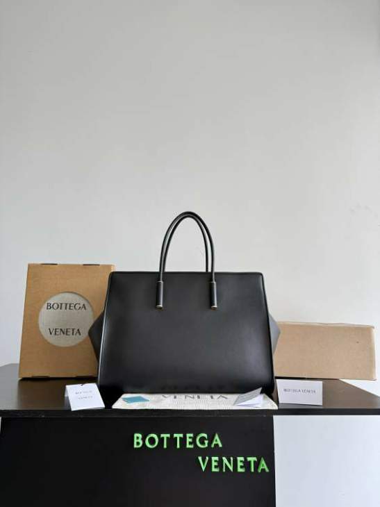 Picture of Bottega Veneta Handbags _SKUfw240127504fw